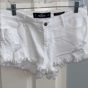 ✨Fashionable white jean shorts✨